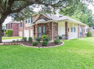 933 Ashmount Ln, Arlington, TX 76017