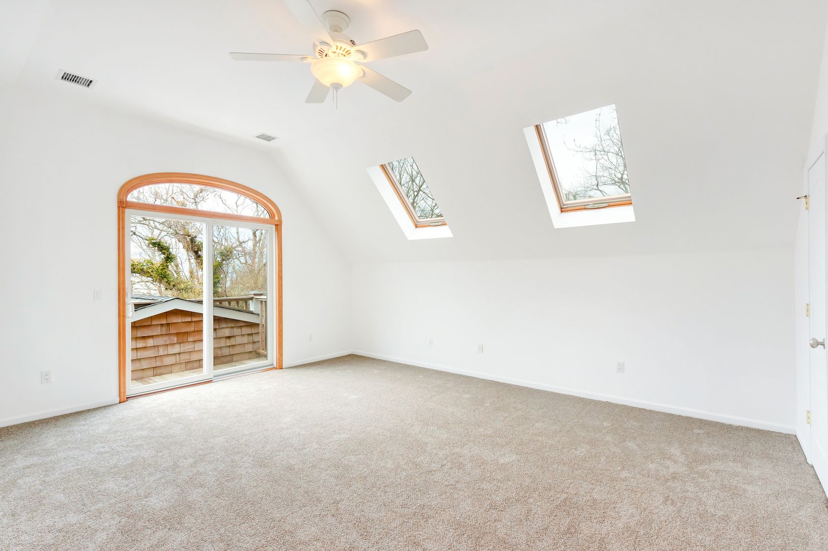  MASTER BEDROOM WITH BALCONY
