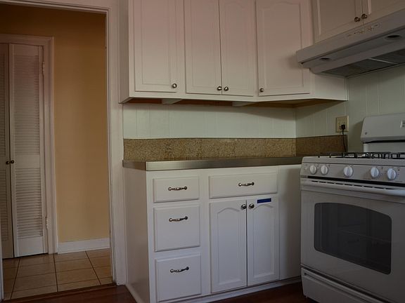 3rd image of 1824 S Orange Dr