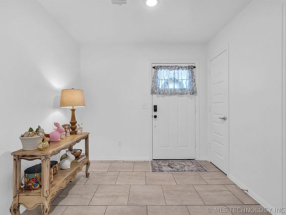 5th image of 922 Indian Plains Rd