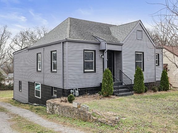 2nd image of 522 E Trinity Ln