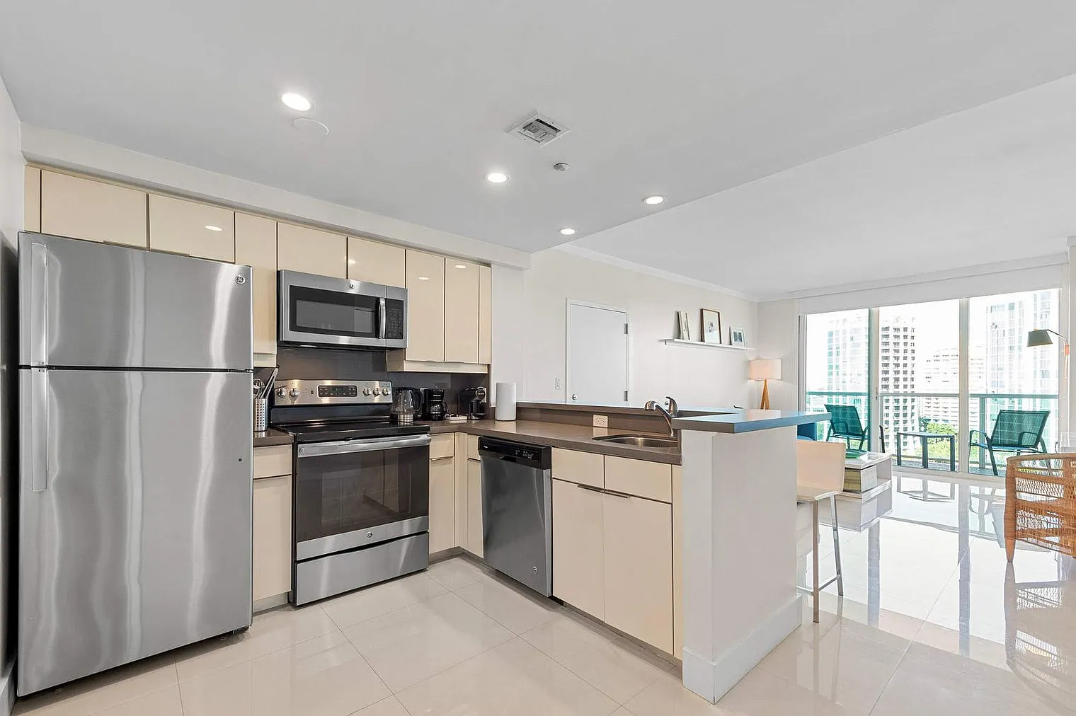1 bed, 2.0 bath, 699 sqft, $11,338 — Photo 3