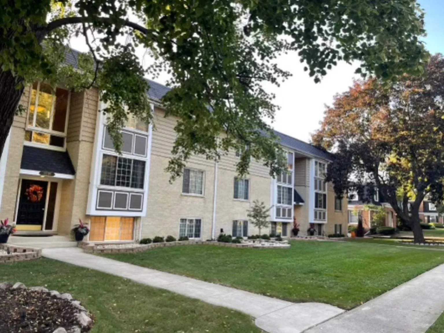 3 bed, 1161 sqft, $2,995 — Photo 3