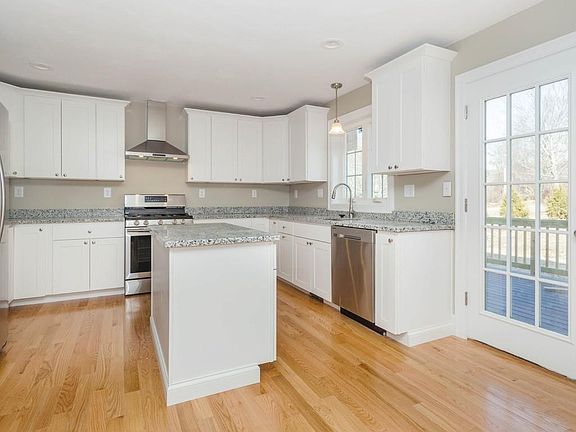 5th image of 70 Glad Valley Dr