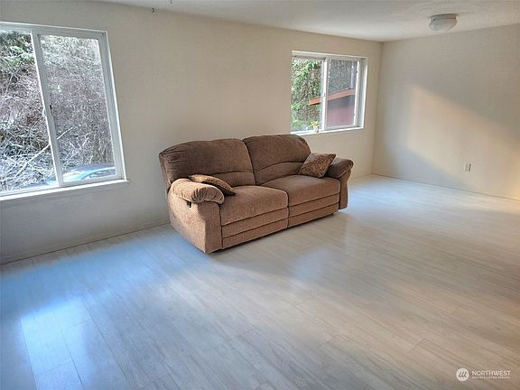 5th image of 17305 Hill Court SE