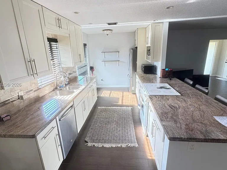 2736 Carnation Ct — Photo 8