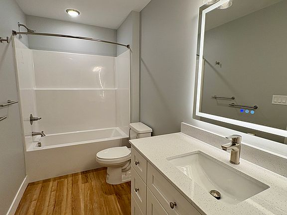 5th image of 3522 Sussex Dr #101