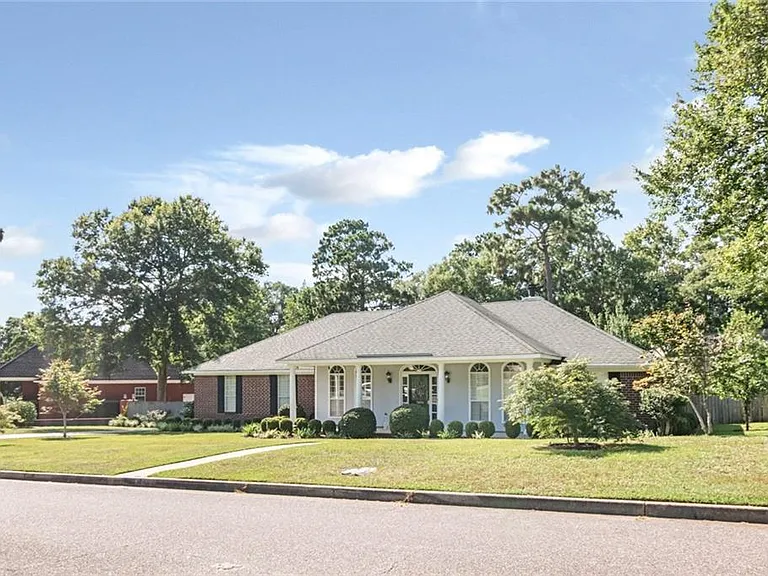 7490 Quency Dr — Photo 3