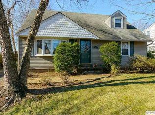 8 Martling St, East Norwich, NY 11732