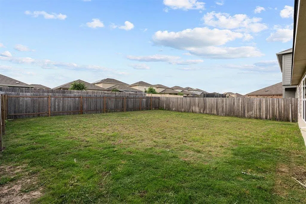 3 bed, 2.0 bath, 1451 sqft, $1,900 — Photo 4
