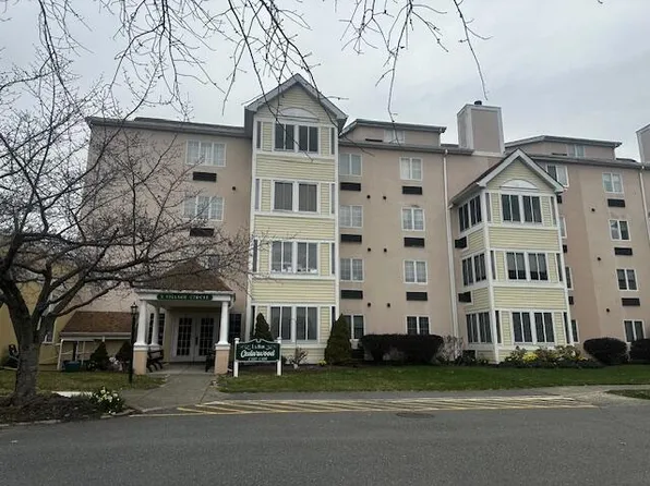 3 Village Cir APT 304, Stroudsburg, PA 18360