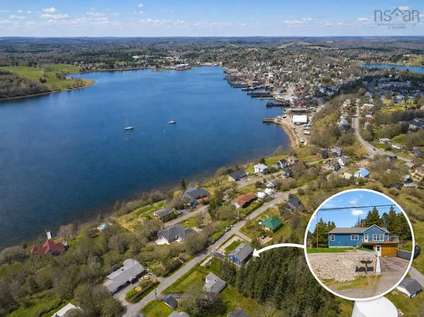 61 Hospital Rd, Lunenburg, NS B0J 2C0