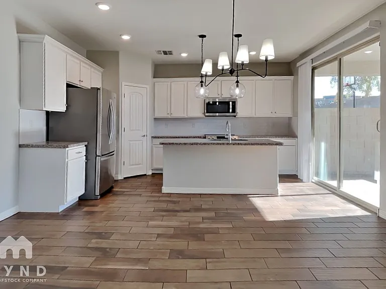 421 N 119th Dr — Photo 3