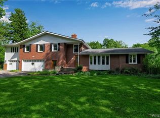 9325 Hunting Valley Rd N, Clarence, NY 14031