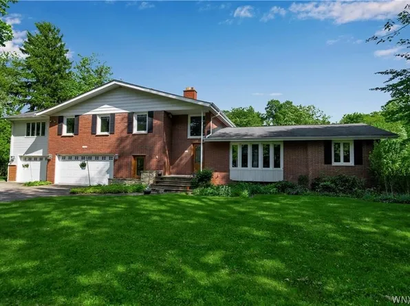 9325 Hunting Valley Rd N, Clarence, NY 14031