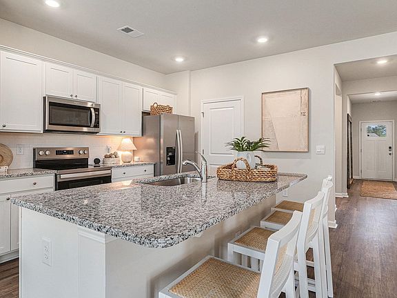 4th image of 401 Flank St.