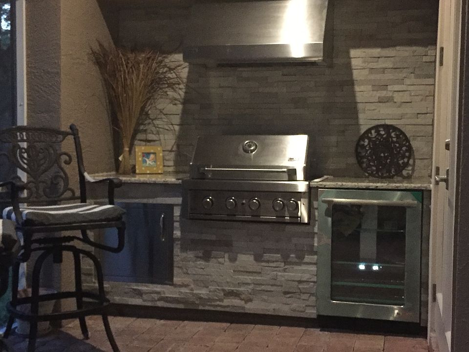 Built in outdoor kitchen 