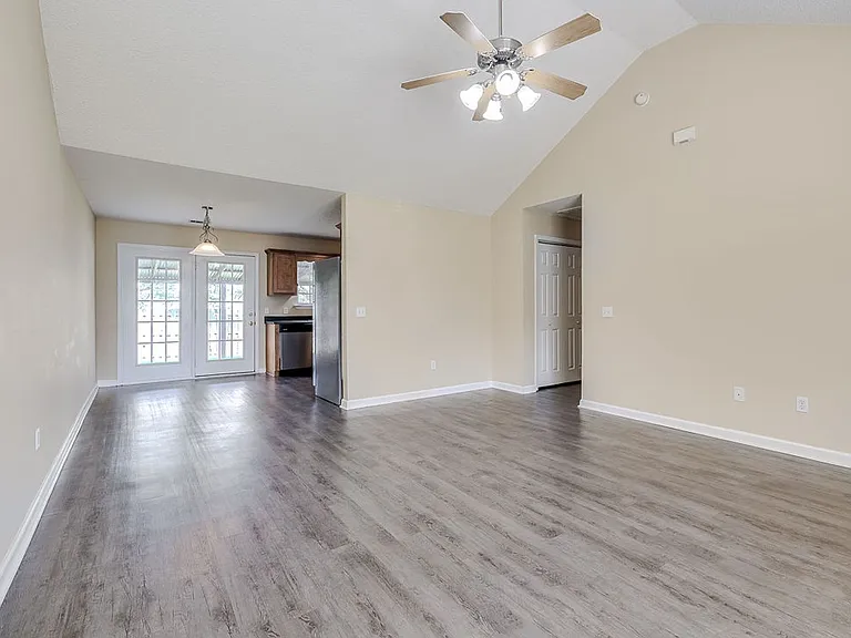 106 Mustang Dr — Photo 3