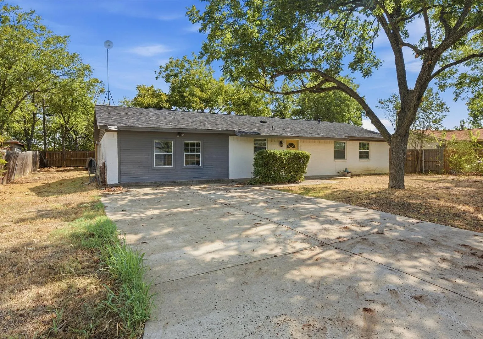 208 N Hickory St — Photo 1