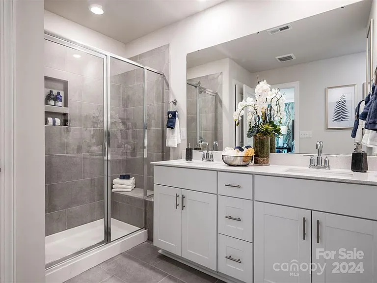 325 Cranford Dr — Photo 4