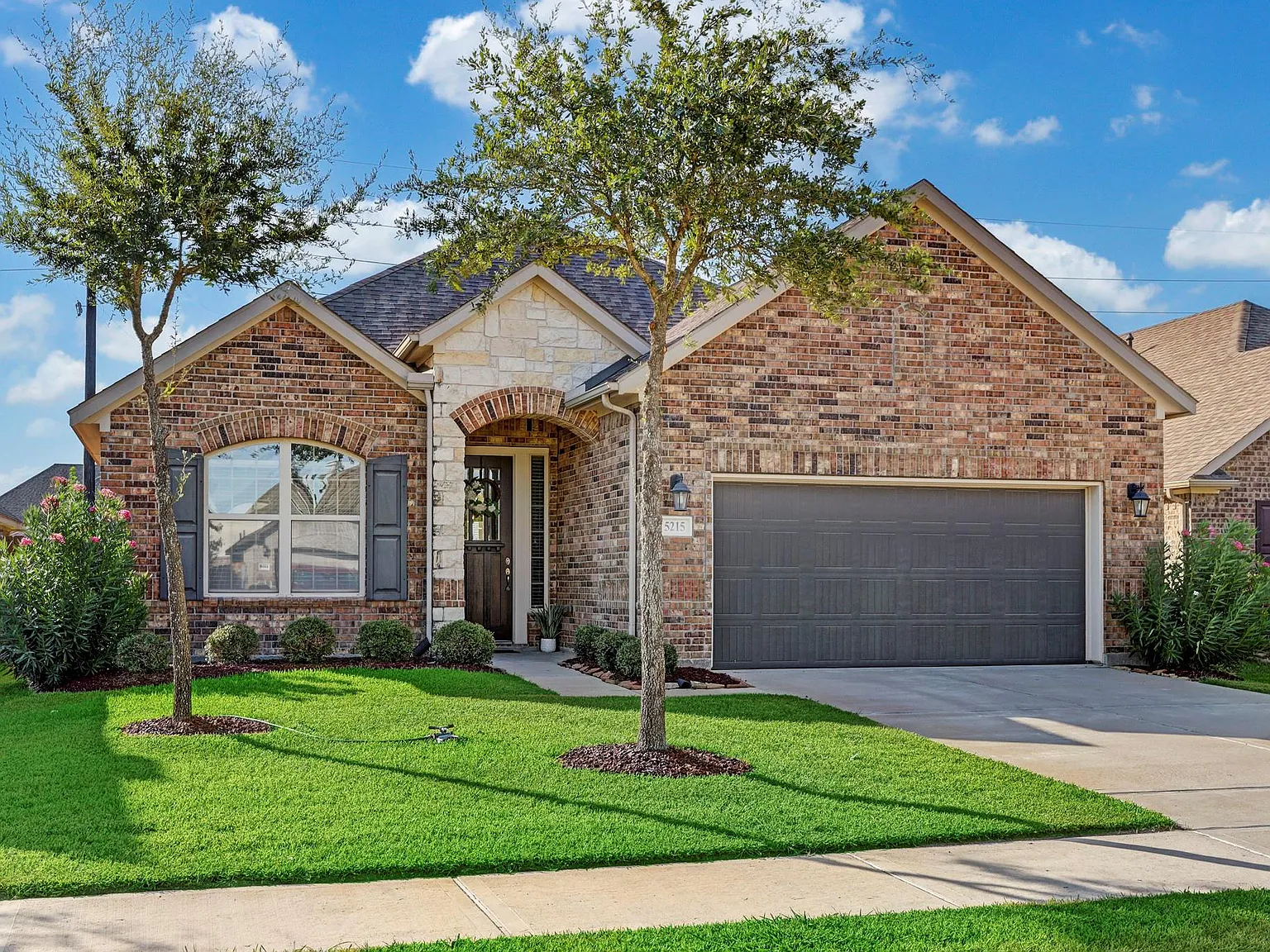 4 bed, 2.0 bath, 2227 sqft, $2,600 — Photo 2