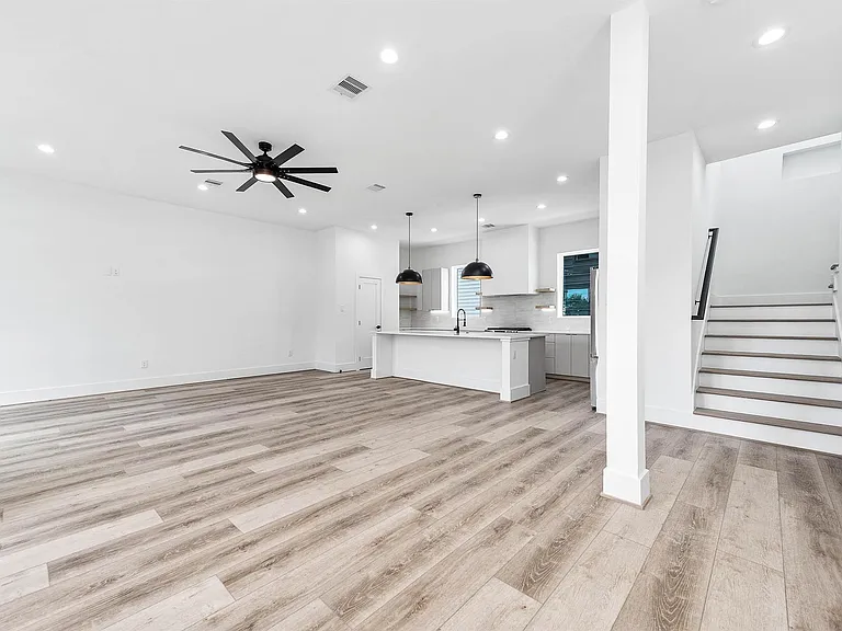 313 N Nagle St — Photo 12