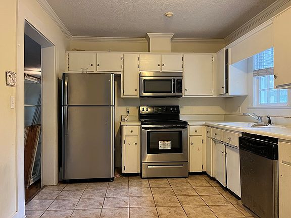3rd image of 704 E Cranford Ave