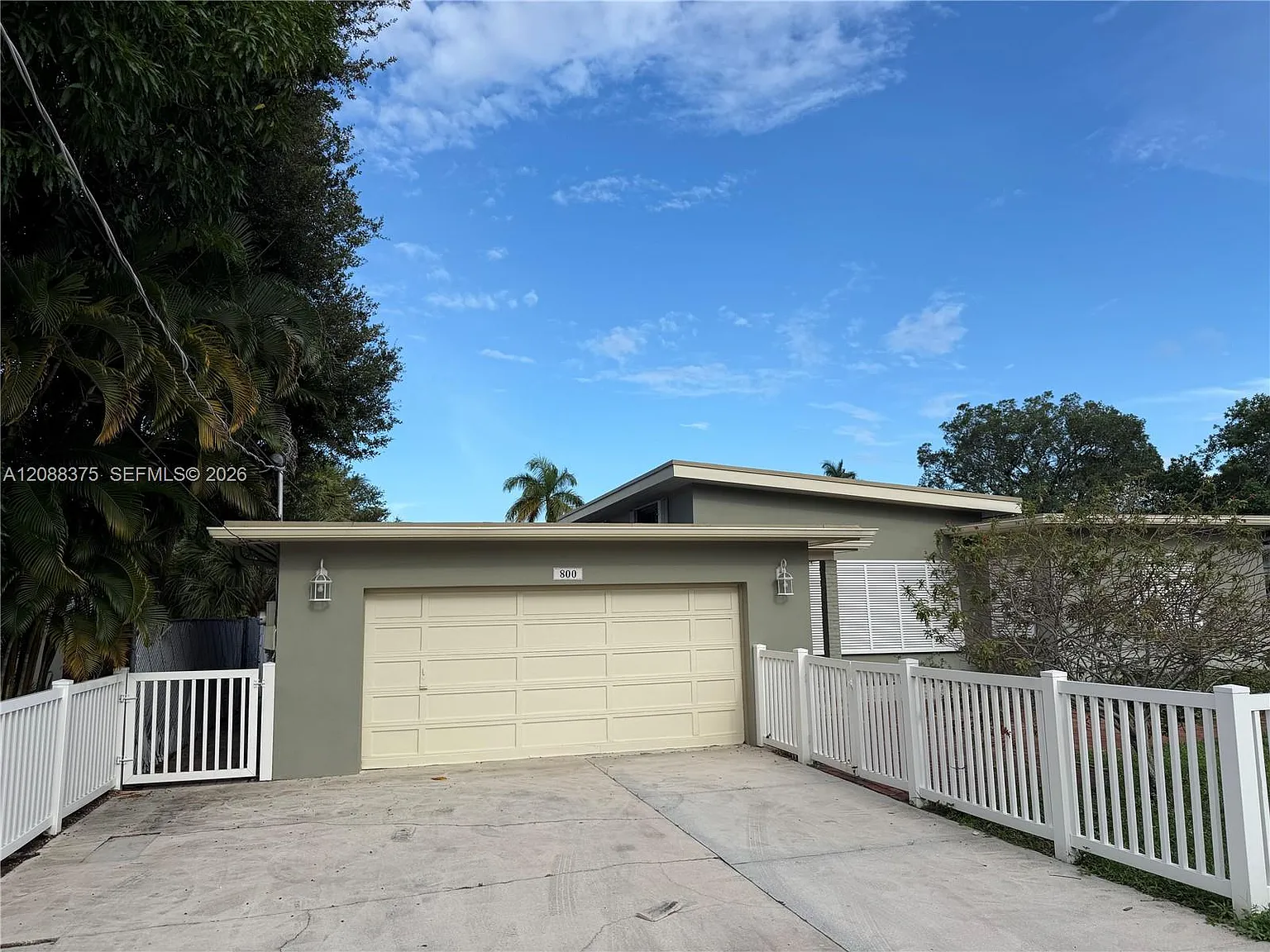 3 bed, 3.0 bath, 2340 sqft, $5,000 — Photo 3