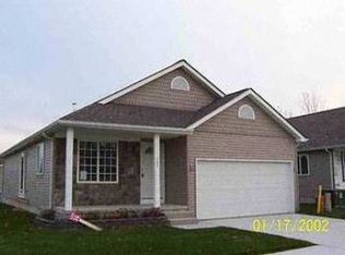 201 Pineview Dr, Fenton, MI 48430