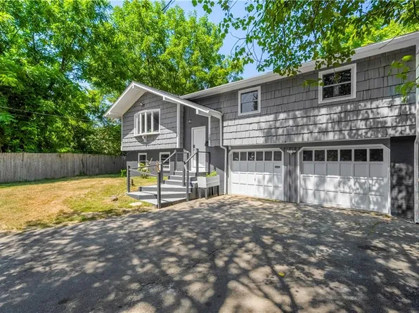 10 Renehan Ct, West Warwick, RI 02893