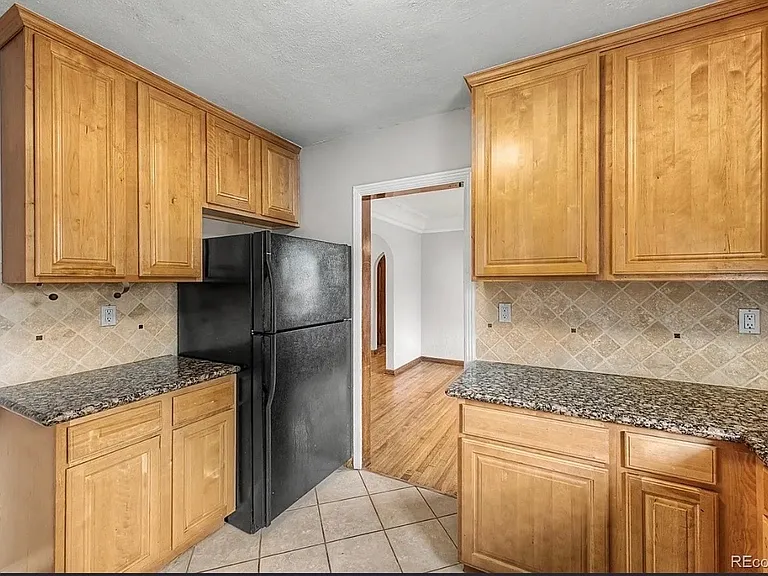 1405 Dexter St — Photo 11