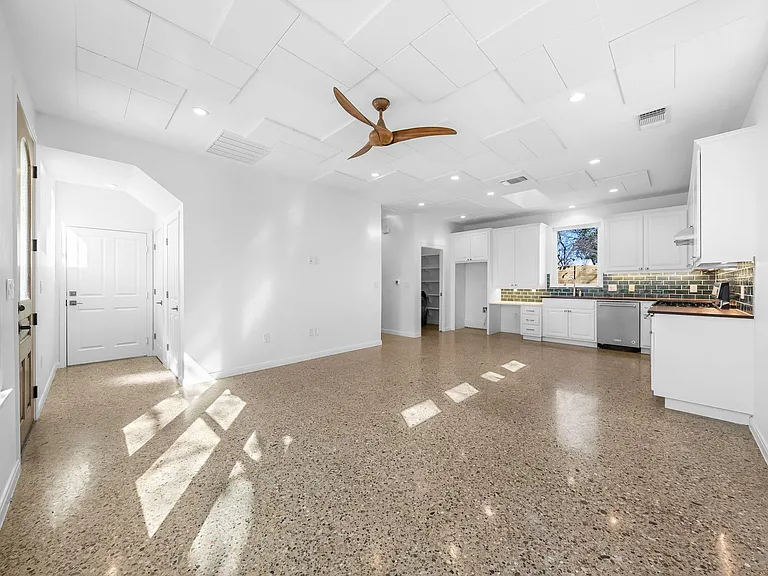 512 W Saint Johns Ave #B — Photo 5