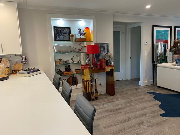 Display your favorite things in the built in display shelves and have a snack at your eat-in