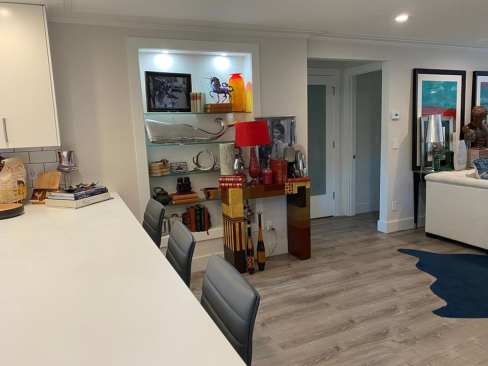 Display your favorite things in the built in display shelves and have a snack at your eat-in