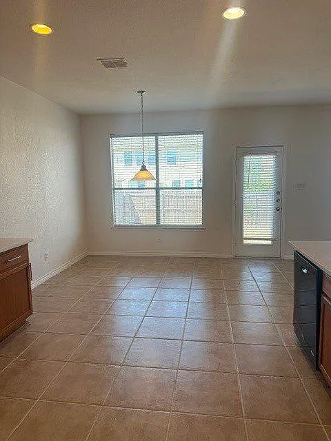 4 bed, 2.5 bath, 2644 sqft, $2,300 — Photo 3