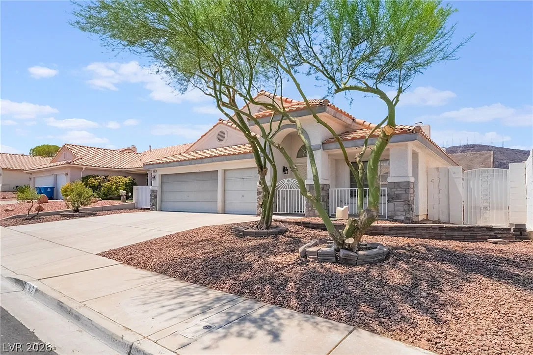 3 bed, 2.0 bath, 1866 sqft, $2,000 — Photo 3