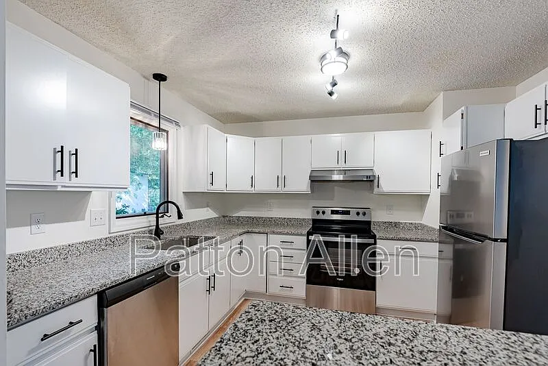 2 bed, 1.0 bath, $1,450 — Photo 3
