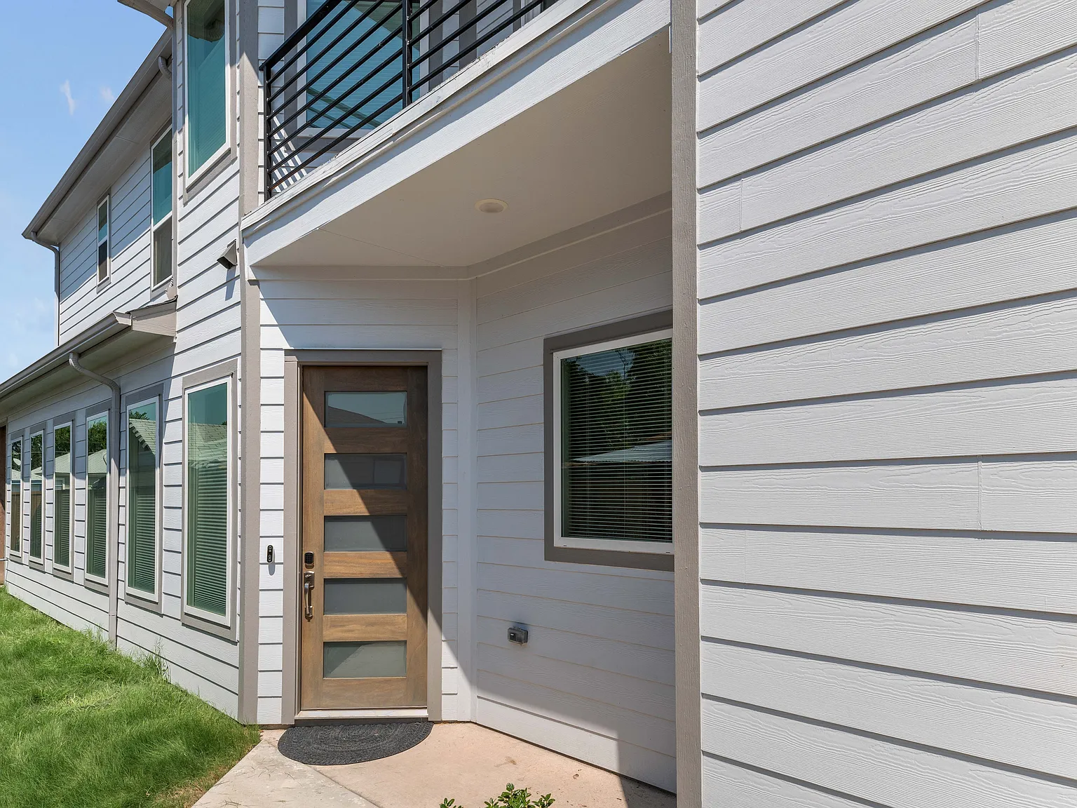 3 bed, 2.5 bath, 2038 sqft, $3,595 — Photo 2