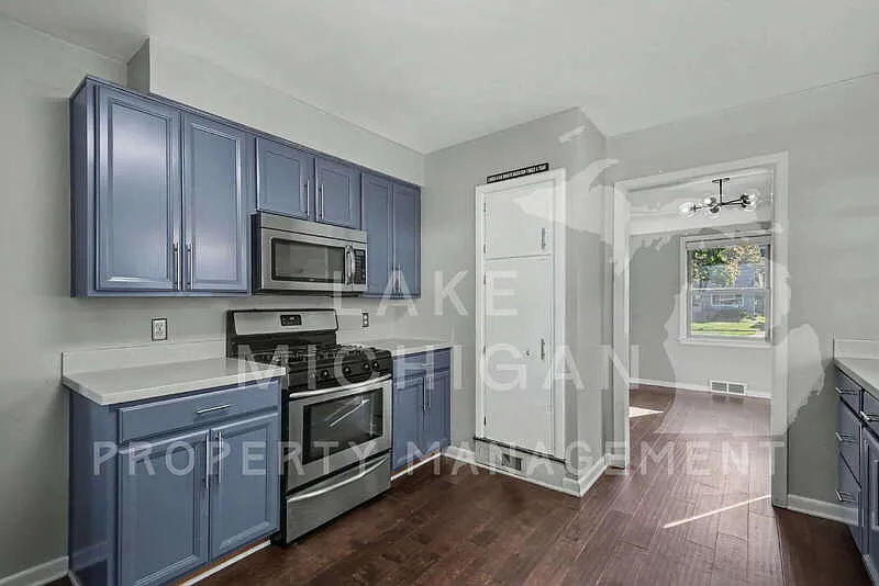 4 bed, 2.0 bath, 1722 sqft, $2,695 — Photo 4
