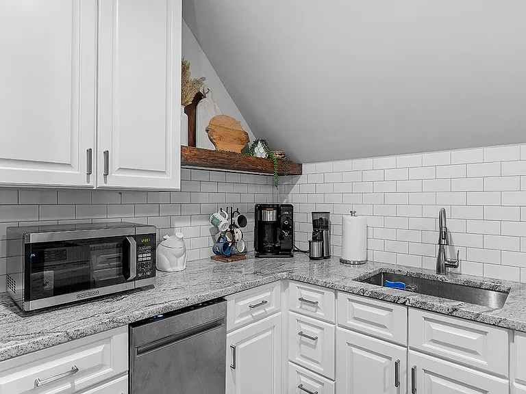 109 Grosvenor Dr — Photo 6