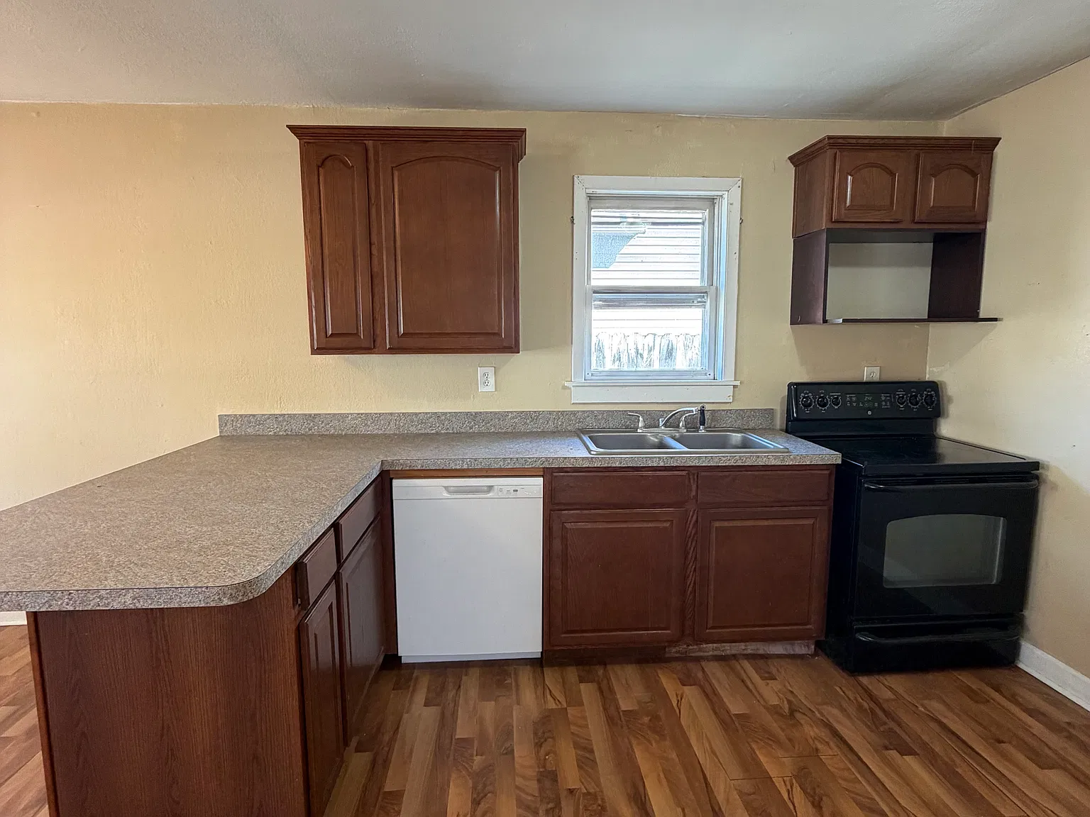 3 bed, 1.5 bath, 1336 sqft, $1,050 — Photo 4