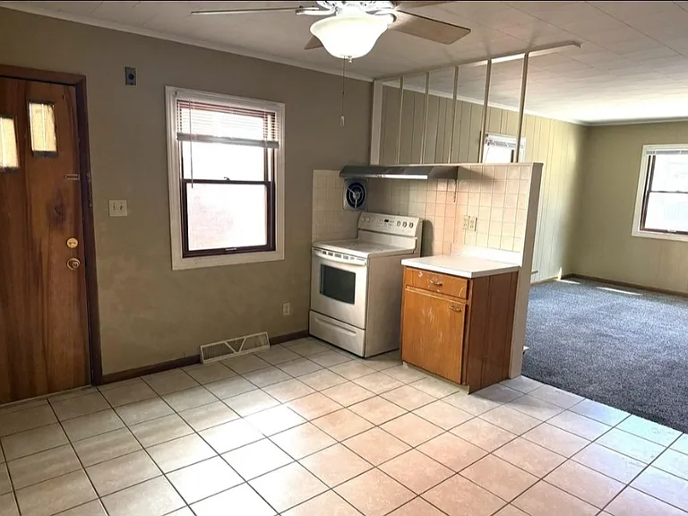 493 Burch St — Photo 4