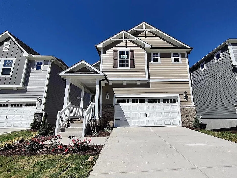 704 Sage Oak Ln