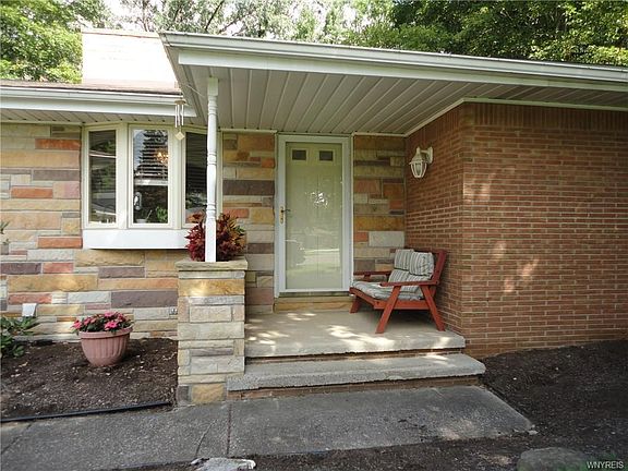 3rd image of 12 Creekside Dr