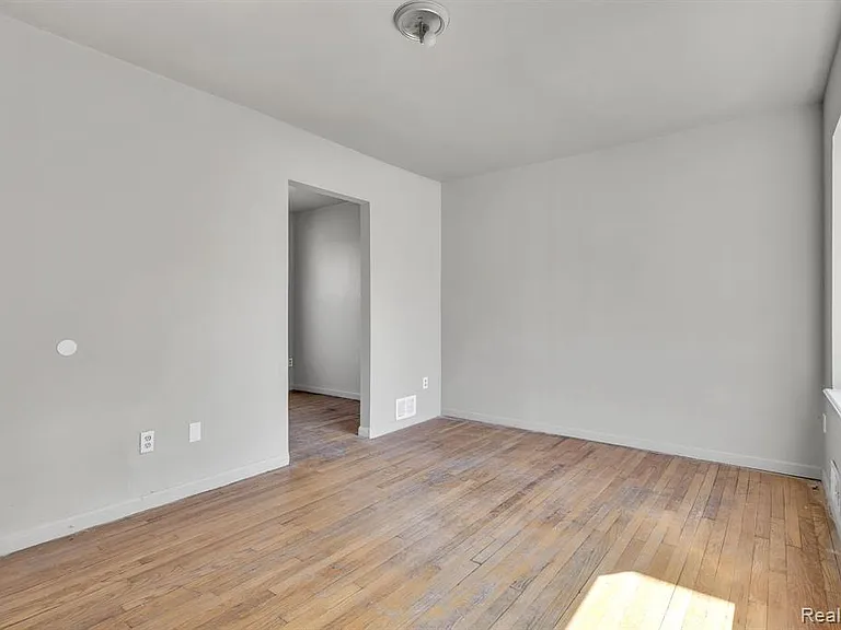 764 Woodmere St — Photo 9