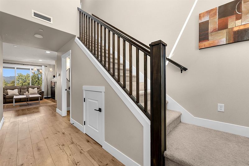 4th image of 329 W Laurel Street
