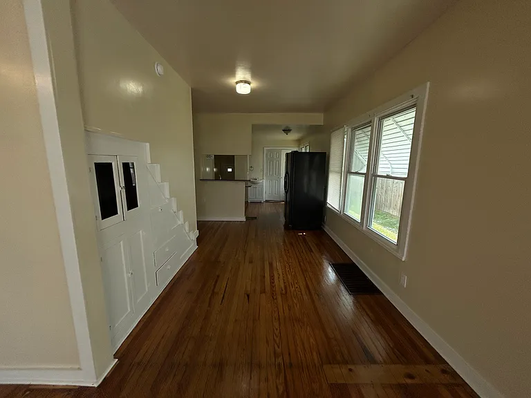 1139 E Columbia St — Photo 2