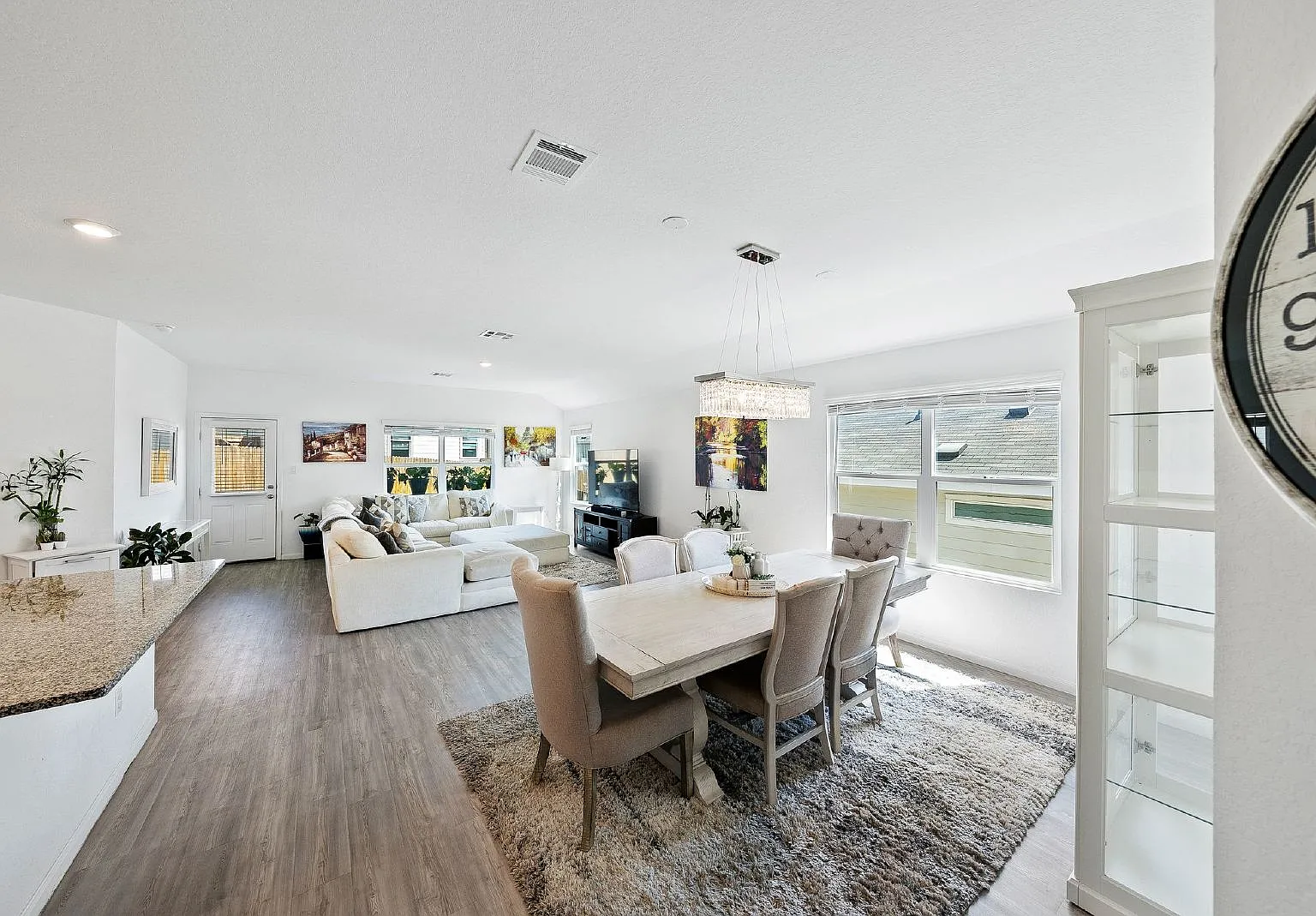 3 bed, 2.0 bath, 1929 sqft, $1,995 — Photo 3