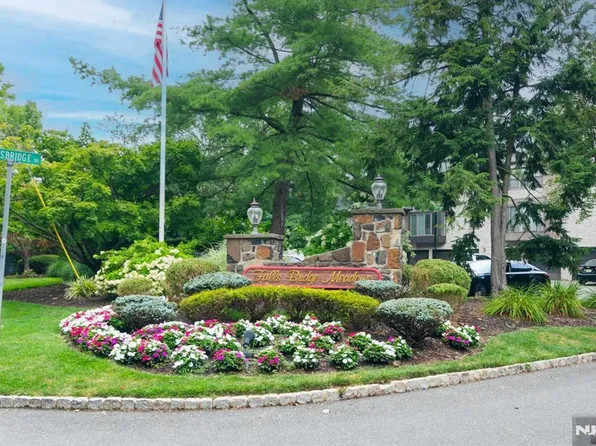 16 Tow Path Cres, Totowa, NJ 07512