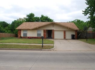920 SE 12th St, Moore, OK 73160